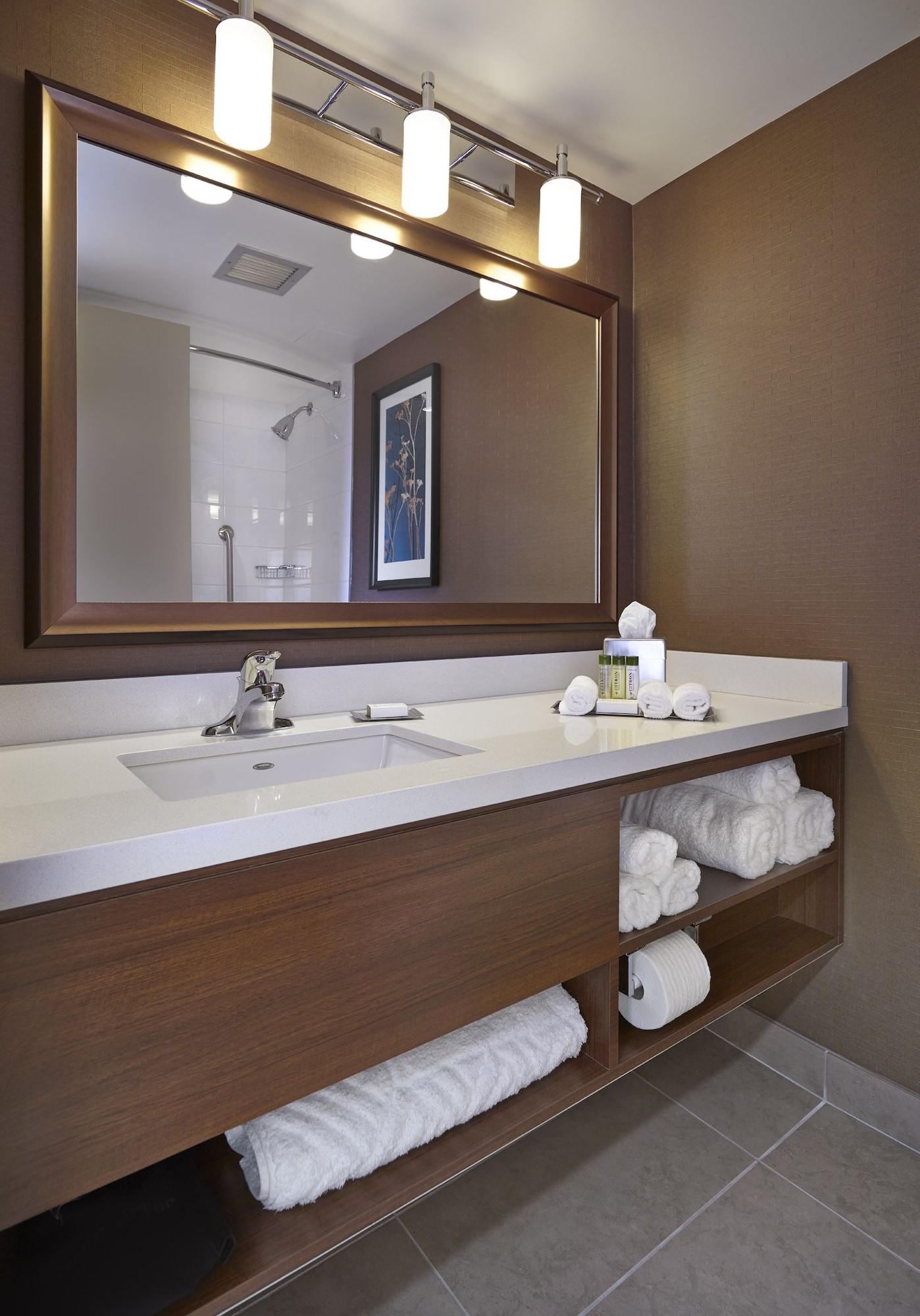 Doubletree By Hilton & Conference Centre Hotel Regina